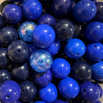Close-up of blue beads with a glossy finish POPNCO beaded collar they are used in The indigo blue beaded pet collar featuring alternating royal blue, dark blue and navy blue solid beads mixed with blue crackle beads in 20mm