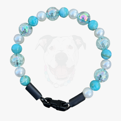Bracelet with blue and white beads on a clear background POPNCO