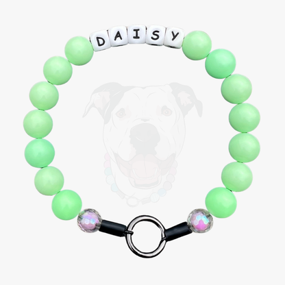 Green beaded bracelet with 'DAISY' on a white background POPNCO